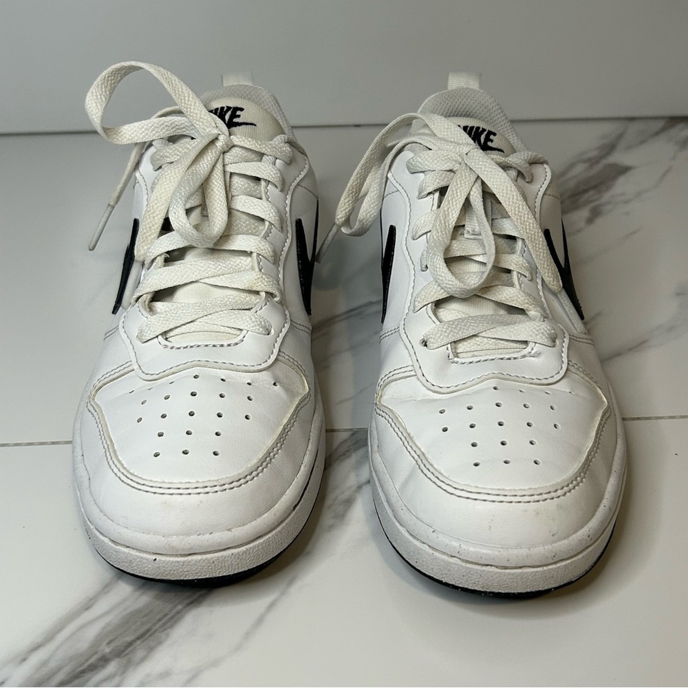 Nike All Day Play Black and White Shoes Size 4 - Picture 2 of 7
